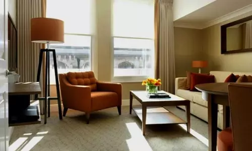 مبلمان قهوه ای و کرم در دکوراسیون داخلی