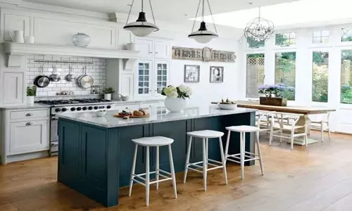 آشپزخانه با دکوراسیون سفید و سورمه ای 