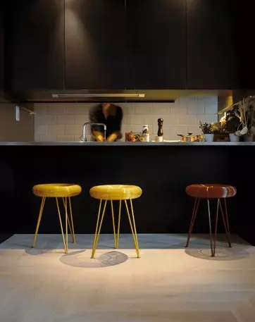 آشپزخانه با دکوراسیون رنگ قهوه ای تیره _ آذران فضا نما