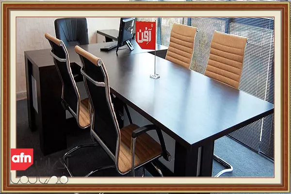 میز کنفرانس با رنگ تیره