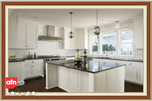 استفاده از کابینت سفید و مدرن برای طراحی آشپزخانه